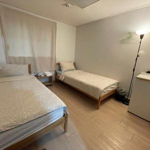 Standard Twin Room with Private Bathroom