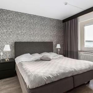 Queen Room with One Single Bed - Non-Smoking