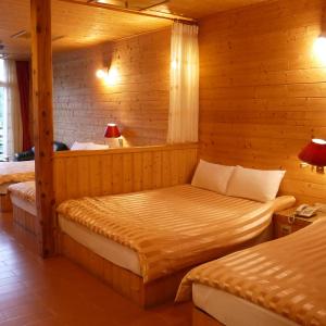 Large Family Room (8 Adults)