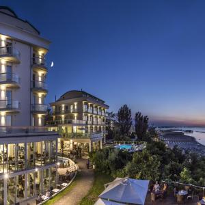 Double or Twin Room with Partial Sea View