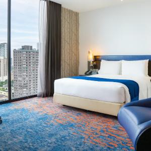 Queen Room with Stadium View