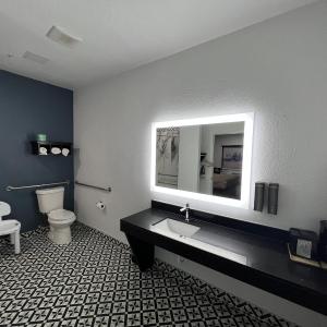 Queen Room with Two Queen Beds and Bath Tub - Mobility/Hearing Accessible - Non-Smoking