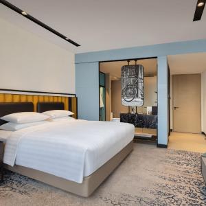Superior King Room with City View  – Includes a 20% discount at Beira Kitchen and Ala Carte