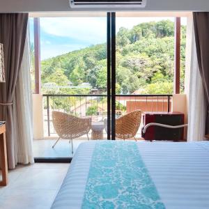 Double or Twin Room with Partial Sea View