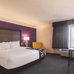 King Room with Bath Tub - Mobility Accessible/Non-Smoking