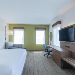 Standard King Room with Roll-in Shower - Mobility Accessible