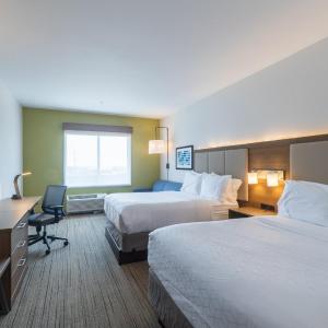 Queen Suite with Two Queen Beds and Tub - Mobility Accessible