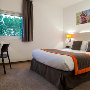 Standard Double Room with Roll-in Shower - Mobility Access/Non-Smoking