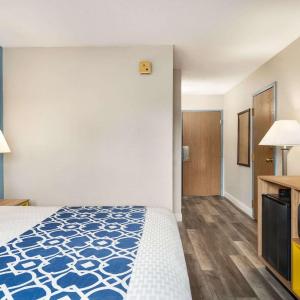 Queen Room with Bath Tub - Mobility/Hearing Accessible - Non-Smoking