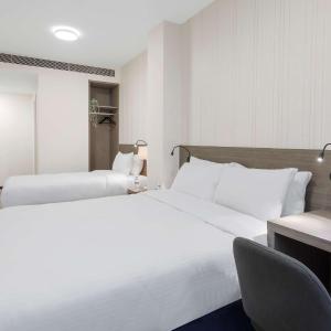 Executive Queen Room with One Queen Bed and One Single Bed - City View/Non-Smoking