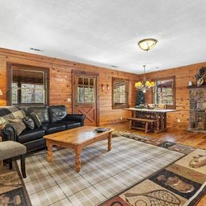 The Lake House Two-Bedroom Cottage with Hot Tub – Hill View