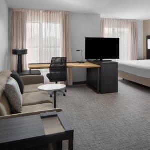 King Studio with Sofa Bed and Roll-in Shower - Mobility Accessible