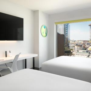 Space Needle View with 2 Queen Beds