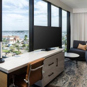Balcony Suite and Wet Bar, 1 Bedroom 2 room Suite, 1 King