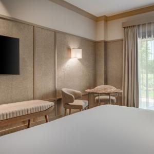 Priority Location, Deluxe Guest room, 1 King, Garden view