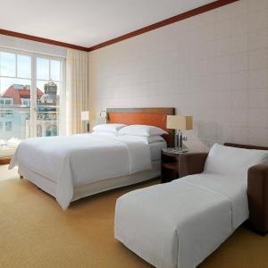 Family, Larger Guest room, 1 King, Sofa bed