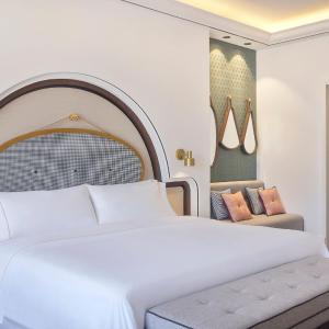 Westin Club Skyline View, 1 King with Balcony, Breakfast, Happy Hour, Afternoon Tea, Club Lounge and Jungle Bay Waterpark access