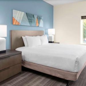 One-Bedroom King Suite with Kitchen, Sofa Bed and Accessible Tub