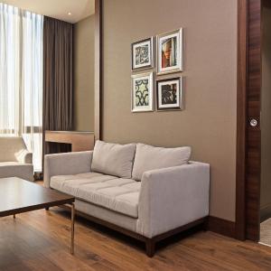 Corner King Suite with Sofa Bed - Lounge Access