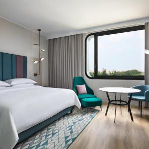 King Room with Club Lounge Access