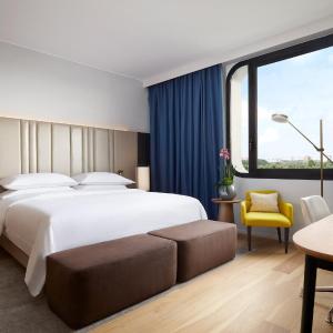 Presidential Suite with City View and Club Lounge Access