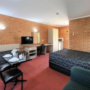 Deluxe Queen Suite
