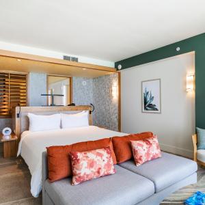 Oceanfront Junior Suite King with Balcony