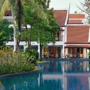Deluxe King Room with Sofa Bed and Pool View