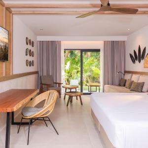 Junior Suite Deluxe Swim Up (1 Adult + 2 Children)