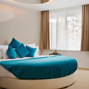 Suite with park view