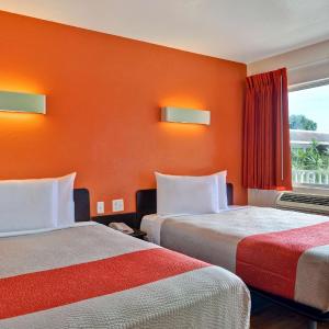 2 Full Beds | Near Fort Lauderdale-Hollywood International Airport