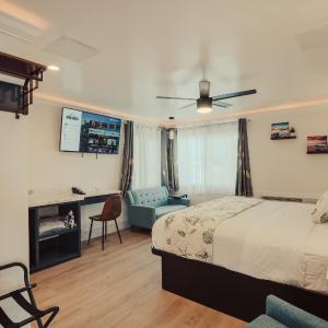 Deluxe King Suite - Non-Smoking, No Pets