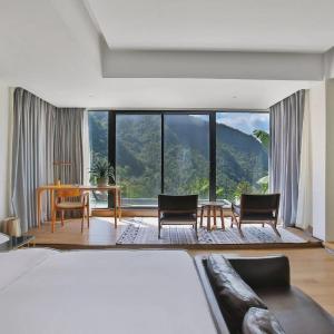 Queen Suite with Spa Bath