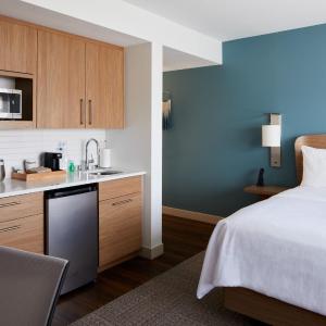 Standard King Room with Adapted Tub - Mobility Accessible