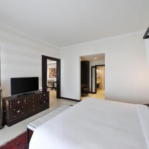Premium King Penthouse with Balcony and Lagoon View - High Floor