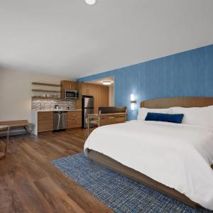 King Studio with Sofa Bed and Transfer Shower - Mobility Accessible
