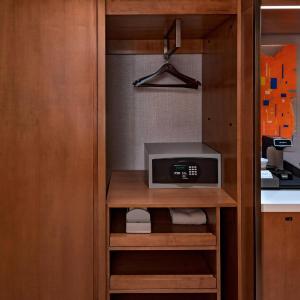 Executive Suite, Executive Suite, 1 King