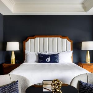 Executive King Room with Roll-in Shower - Mobility Accessible