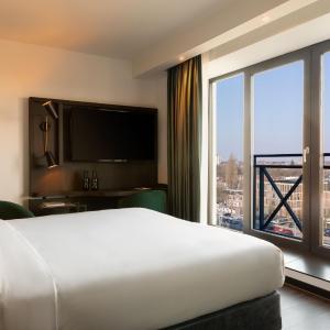Superior King Room with City View