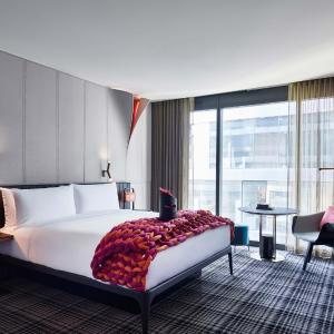 Cozy Accessible, Accessible Guest room, 1 King, Roll-in Shower