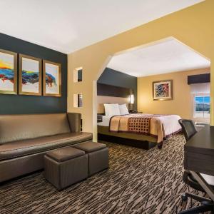 Mini King Suite with Sofa Bed - Disability Access/Non-Smoking