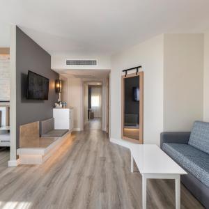 Family Room (3 Adults + 1 Child)