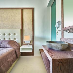 Deluxe Double Room with Side Sea View