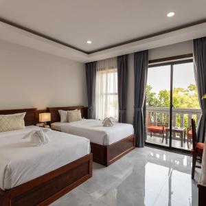 Deluxe Twin Room with Balcony - Free Shuttle to City