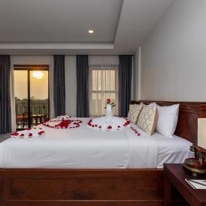 Premier Double Room with Balcony - Free Shuttle to City