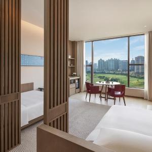 Twin Room with City View - Club Access