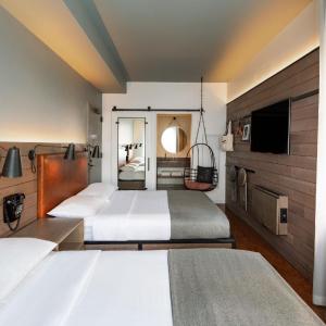 Queen Room with Two Queen Beds and Roll-In Shower - Mobility Access/Hearing Accessible