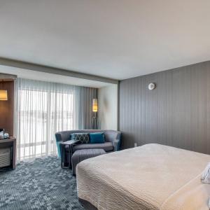King Room with Roll-In Shower and Sofa Bed - Mobility Access/Hearing Accessible