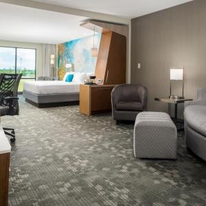 Larger Deluxe King Room with Bathtub and Sofa Bed - Mobility Access