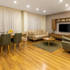 Deluxe Two-Bedroom Apartment Garden